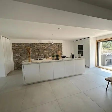 Avec Piscine La Garrigue Villa